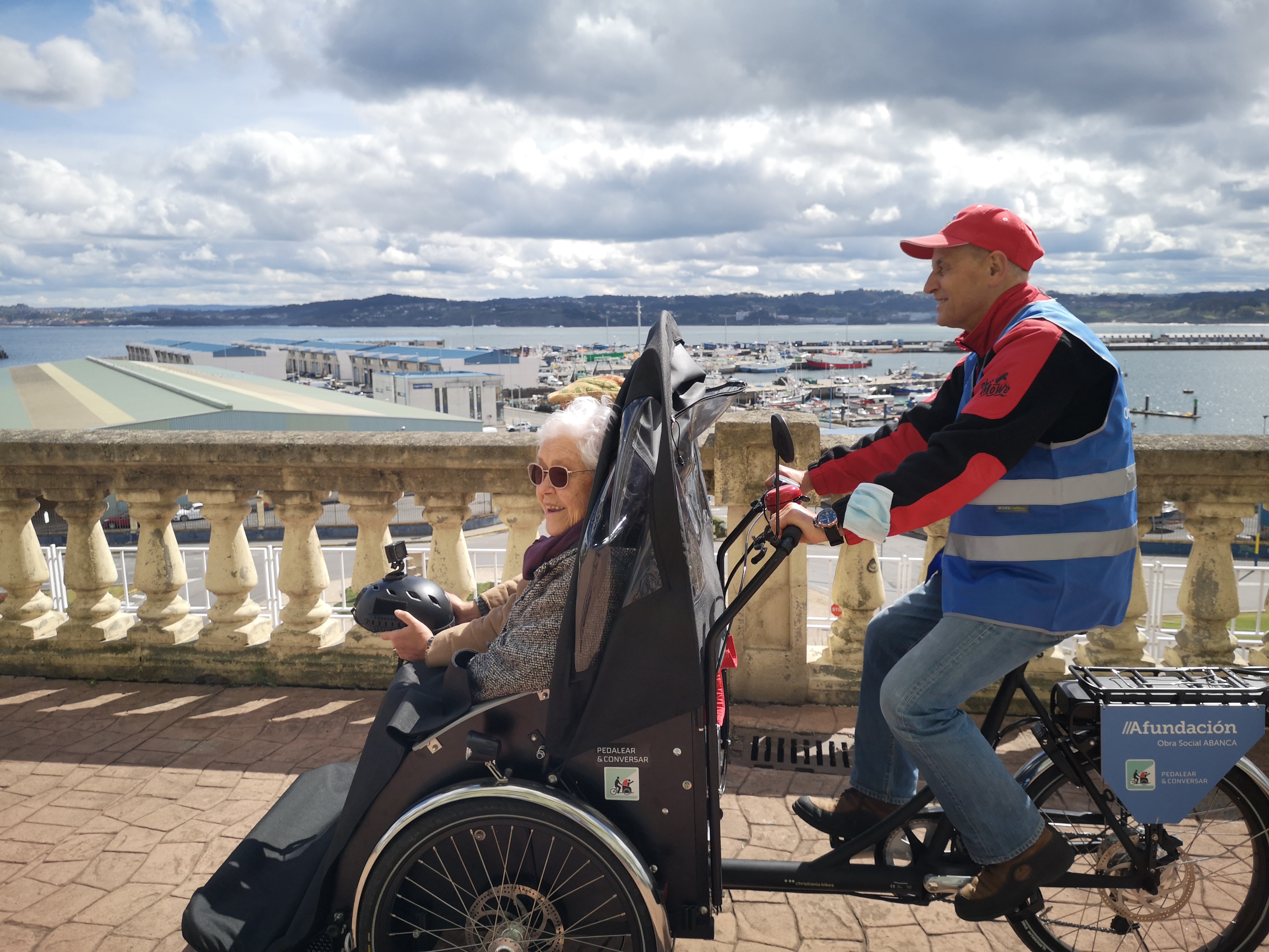 O programa «Pedalear y conversar» de Afundación supera os 2 000 km percorridos no 2026 e mantén os seus paseos durante o verán